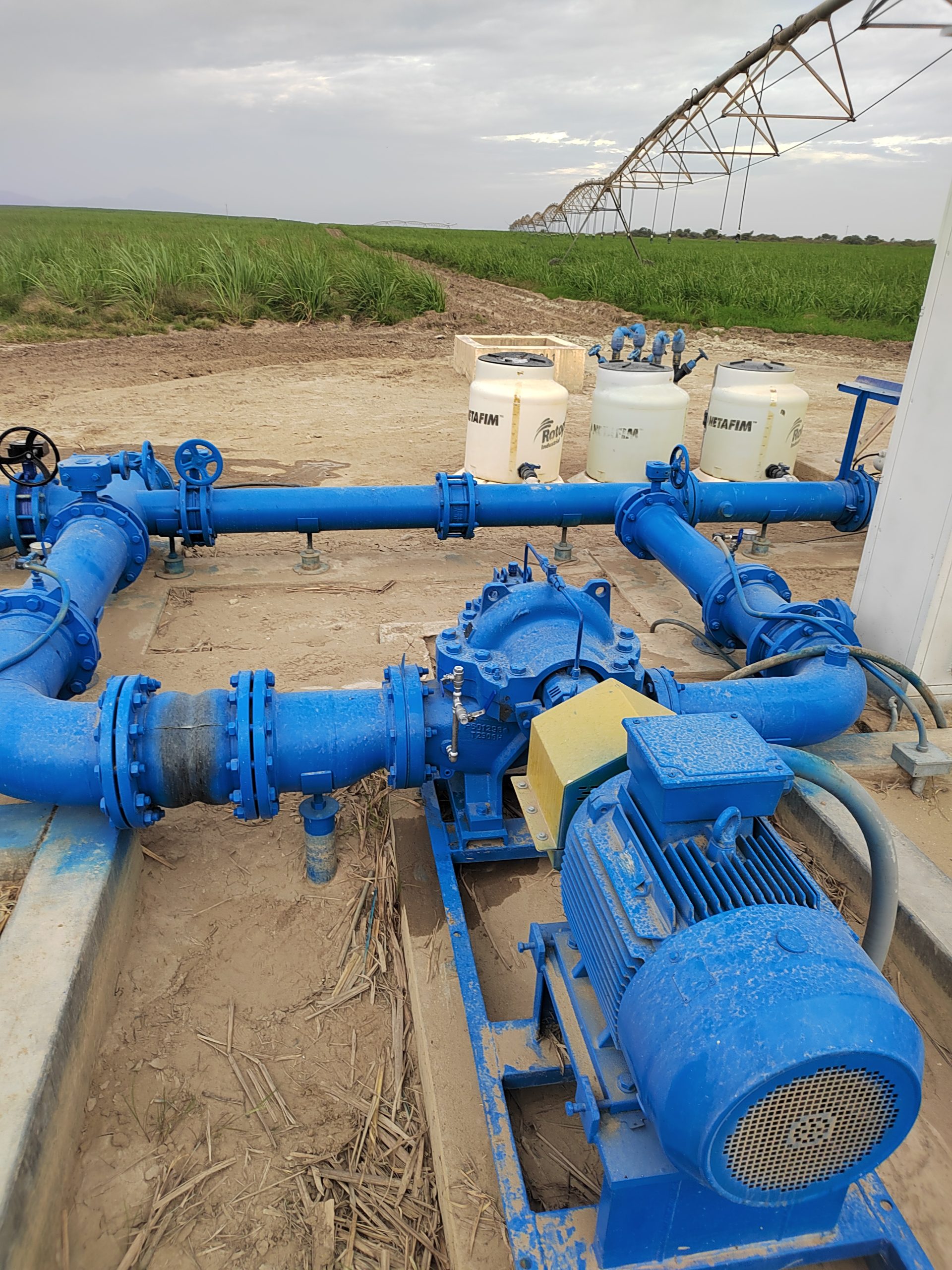 sistema de bombeo agroindustrial con motor eléctrico y tuberías hidráulicas en Perú